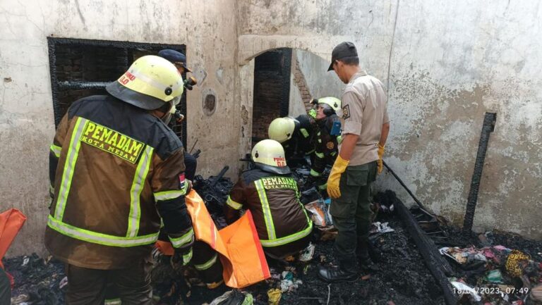 satu-unit-rumah-terbakar-di-jalan-selamat-kecamatan-medan-amplas-kota-medan-akibatnya-enam-orang-meninggal-dunia-foto-istimewa_169