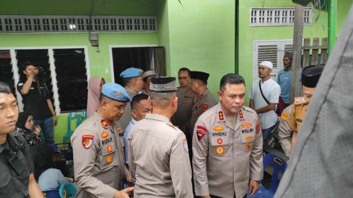 Kapolda-Sumut-Irjen-Whisnu-Hermawan-Februanto-saat-melayat-ke-rumah-duka