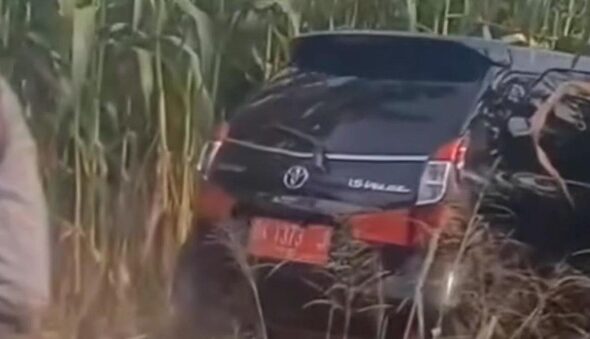 mobil-pelat-merah-yang-menabrak-satu-keluarga-di-simalungun-3-tewas-foto-istimewa-1749140420678_169