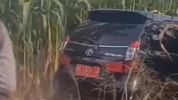 mobil-pelat-merah-yang-menabrak-satu-keluarga-di-simalungun-3-tewas-foto-istimewa-1749140420678_169