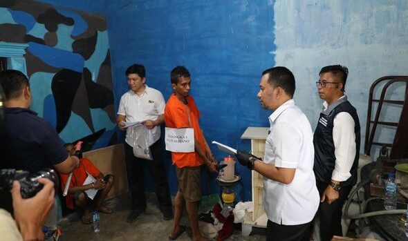 dirresnarkoba-polda-sumut-kombes-jean-calvijn-saat-mengecek-ruangan-yang-digunakan-untuk-memproduksi-ekstasi-dok-polda-sumut-1753776225218_169
