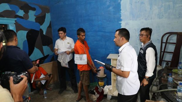 dirresnarkoba-polda-sumut-kombes-jean-calvijn-saat-mengecek-ruangan-yang-digunakan-untuk-memproduksi-ekstasi-dok-polda-sumut-1753776225218_169