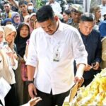 68aff5812dbbe-gubernur-sumut-bobby-nasution-di-pasar-murah-di-deli-serdang_banyuwangi