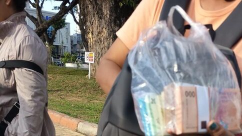 pedagang-tukaran-uang-baru-saat-tawarkan-pecahan-ke-warga-di-kawasan-lapangan-merdeka-medan-kartika-saridetikcom-1773658973364_169