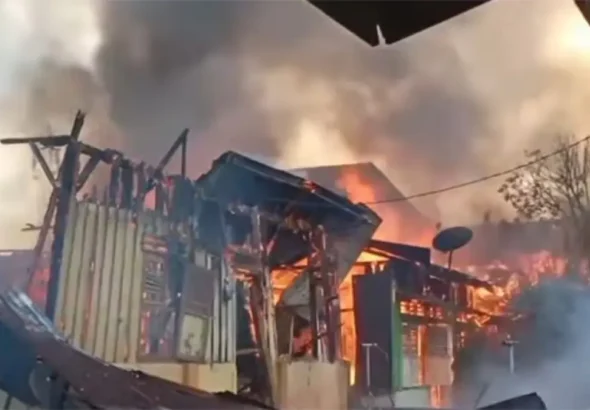 salahsatu-rumah-warga-terbakar-di-jalan-bhakti-lama-rantauprapat-R47k1