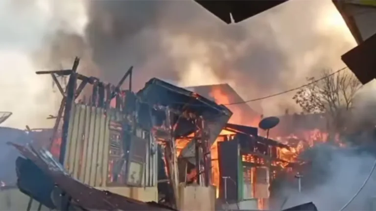 salahsatu-rumah-warga-terbakar-di-jalan-bhakti-lama-rantauprapat-R47k1