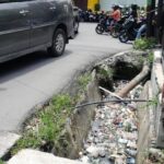 sampah-menumpuk-di-drainase-jalan-gurilla-kota-medan-rechtin-hani-ritongadetiksumut-1776240272756_169