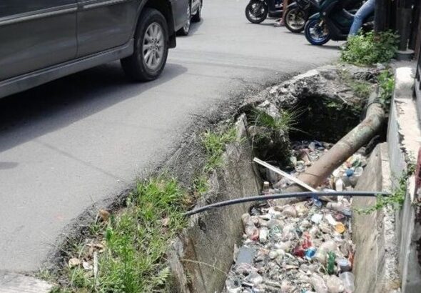 sampah-menumpuk-di-drainase-jalan-gurilla-kota-medan-rechtin-hani-ritongadetiksumut-1776240272756_169