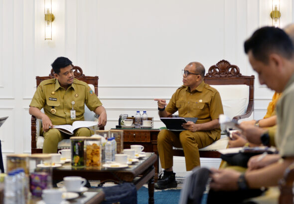 Gubsu-pimpin-Rapat-pembangunan-RS-Internasional-1.jpg