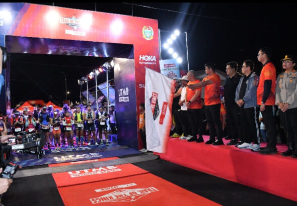 gubsu-bersama-bupati-samosir-lepas-pelari-100k-totk-by-utmb-2026_Ei9o80nRrf
